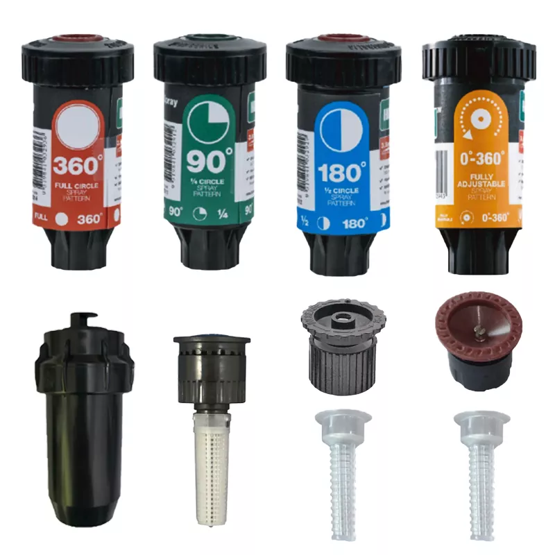 잔디밭에 물을 뿌리는 스프링클러